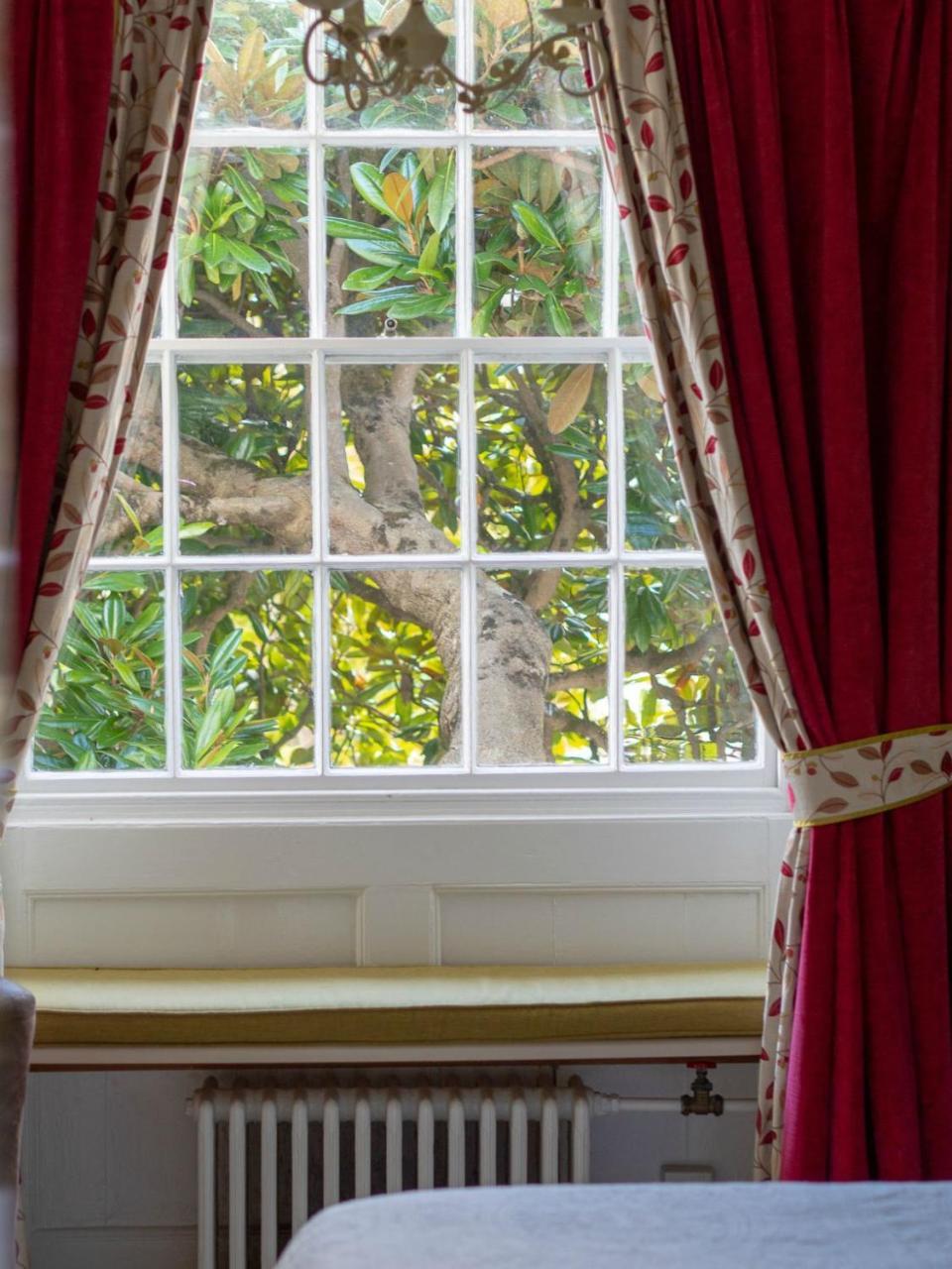 The White House Charmouth Bagian luar foto