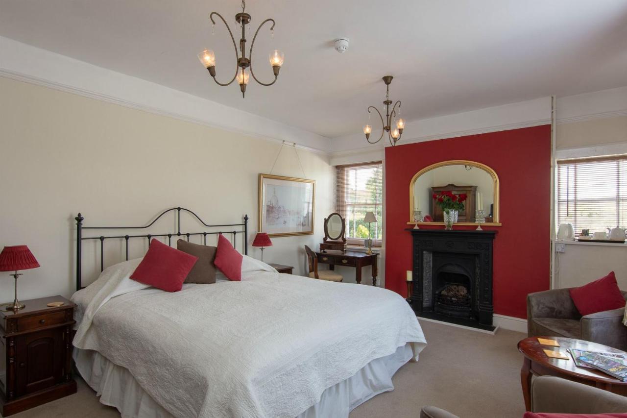 The White House Charmouth Bagian luar foto