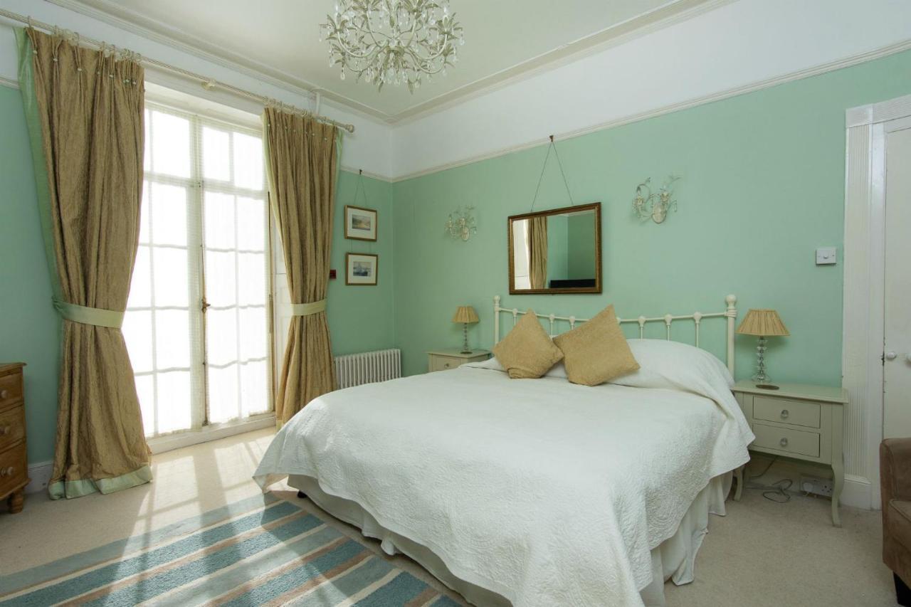 The White House Charmouth Bagian luar foto